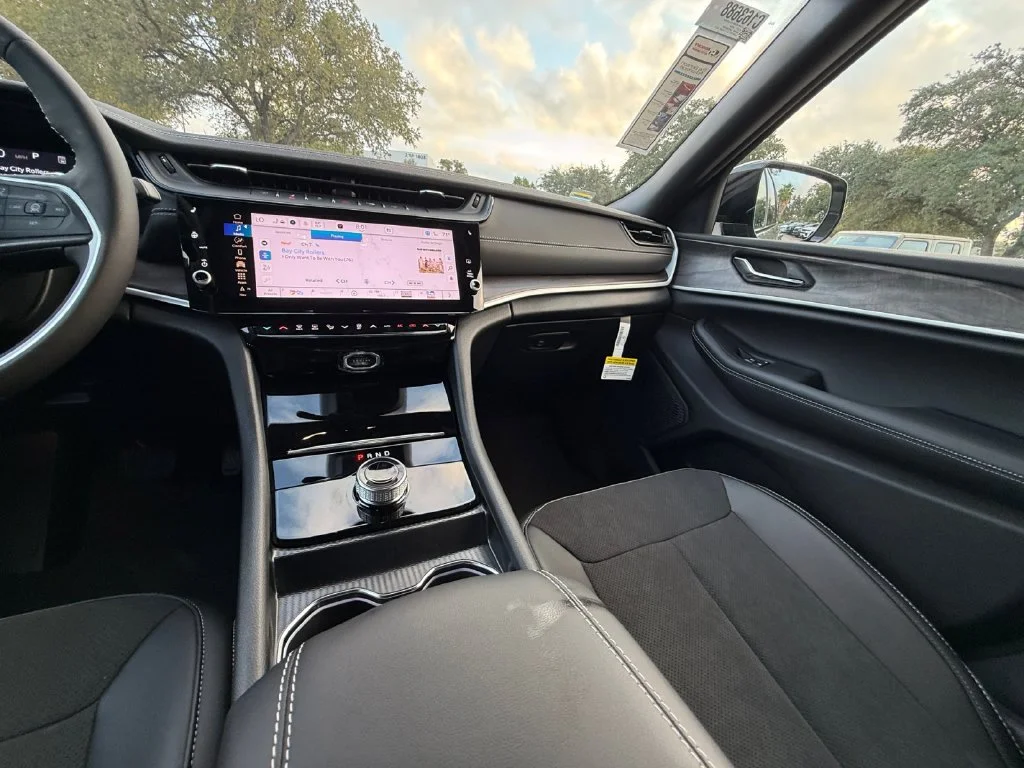 New 2027 Gray Jeep Laredo Altitude image 15