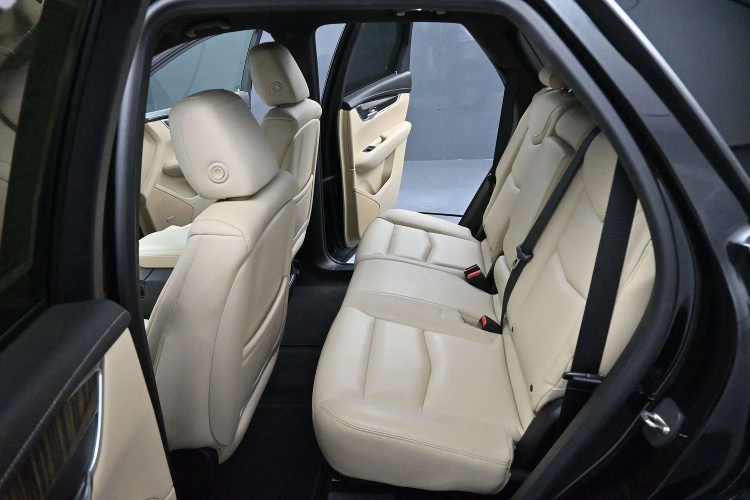 Used 2017 STELLAR BLACK METALLIC Cadillac FWD image 28