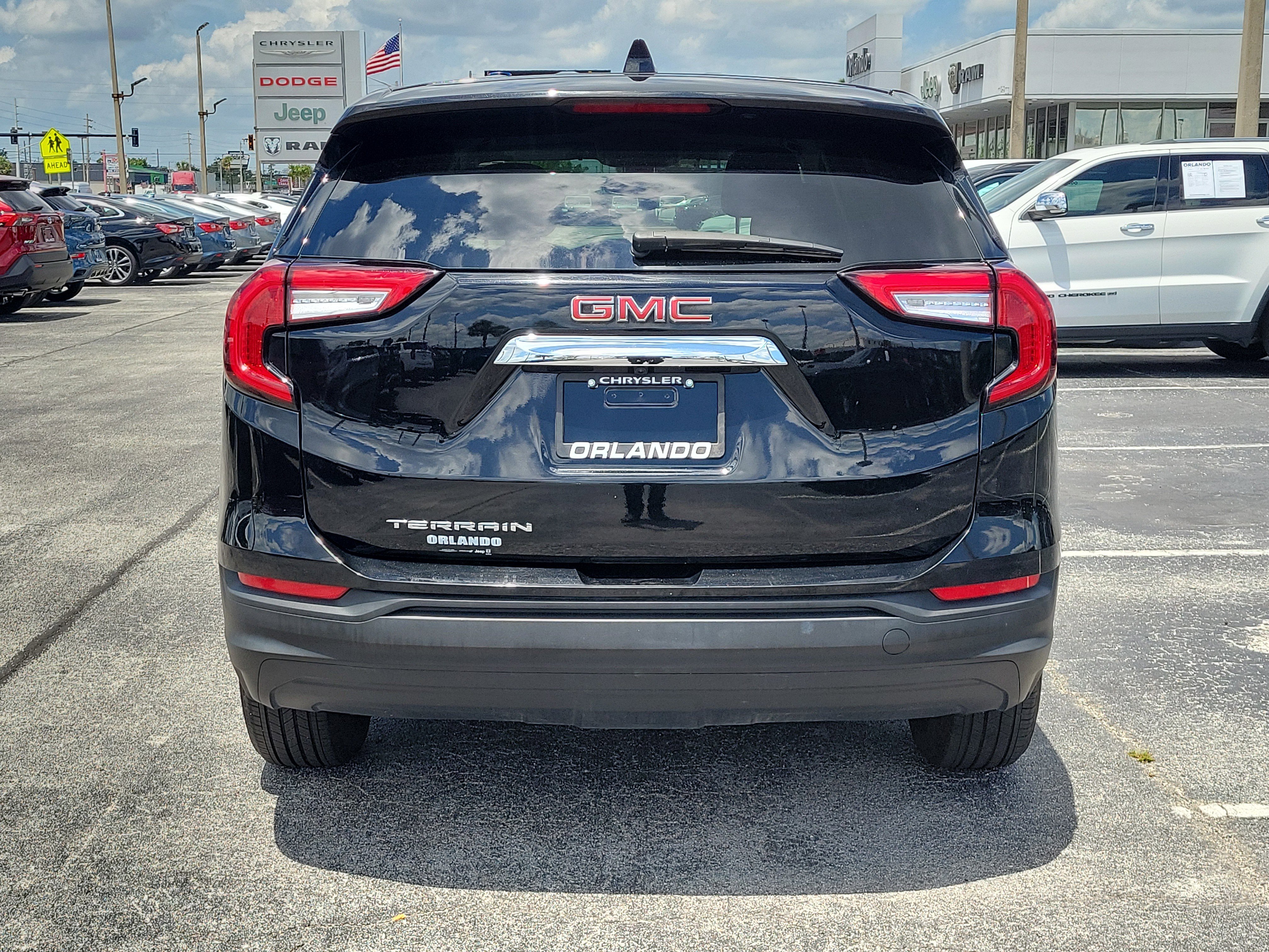 Used 2024 Ebony Twilight Metallic GMC SLE image 5