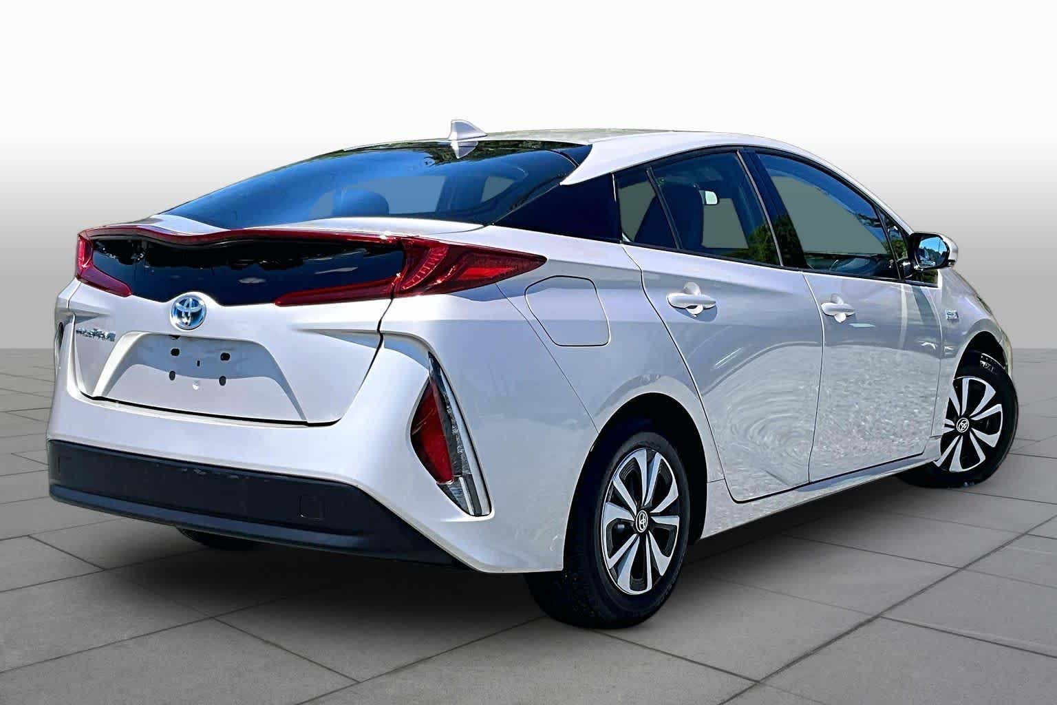 Used 2017 Titanium Glow Toyota Premium image 13