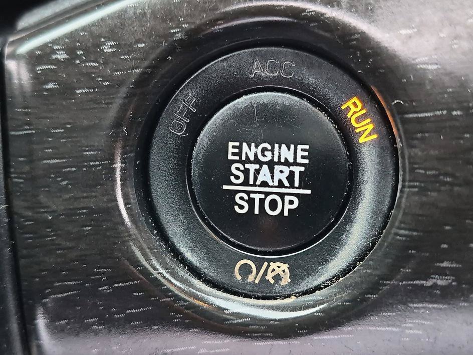 Used 2018 Granite Crystal Metallic Clearcoat Jeep Limited image 26