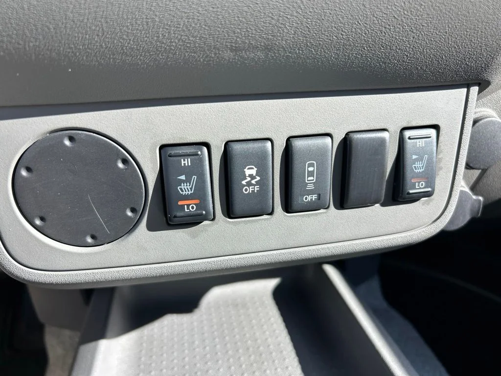 Used 2016 Arctic Blue Metallic Nissan SV image 27