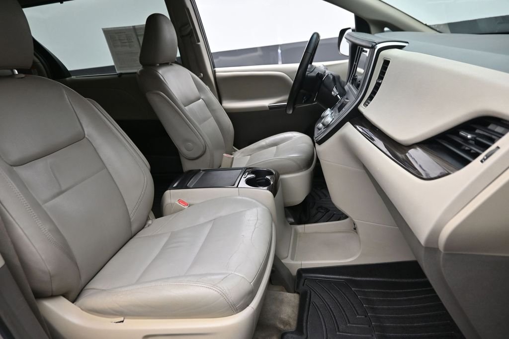 Used 2016  Toyota XLE Premium image 9