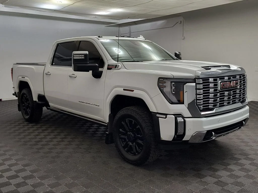 Used 2024 Summit White GMC Denali image 7