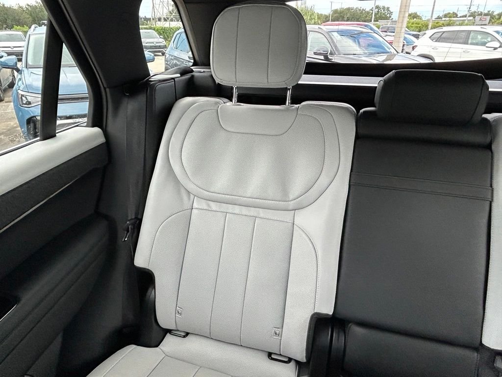 Used 2024 White Land Rover Dynamic SE image 12