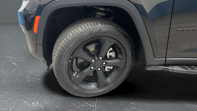 Used 2024 Diamond Black Crystal Pearlcoat Jeep Limited image 39