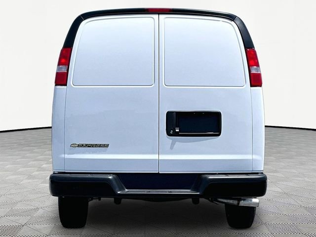 New 2026 Summit White Chevrolet WT image 5