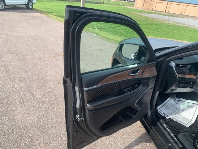 Used 2023 Brown Jeep  image 9