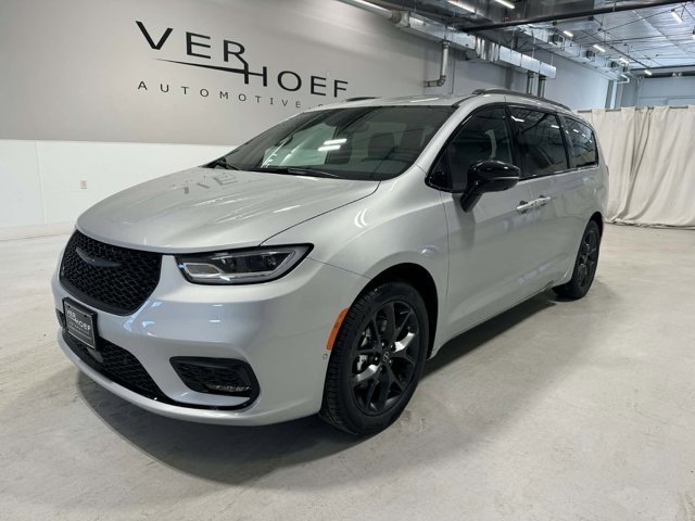 2026 Chrysler Pacifica Select's photo