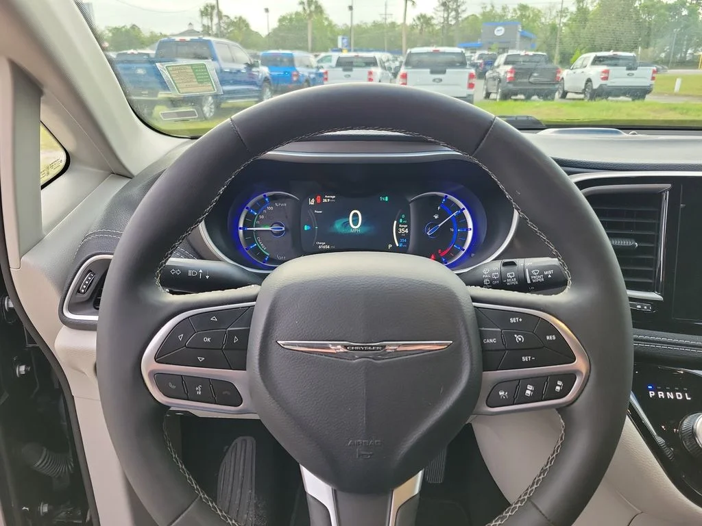 Used 2024 Black Chrysler Select image 20