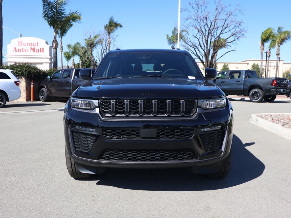 New 2026 Diamond Black Crystal Pearl-Coat Exterior Paint Jeep Limited image 8