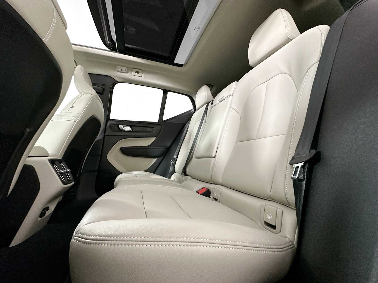 2025 Volvo XC40 Plus - Photo 20