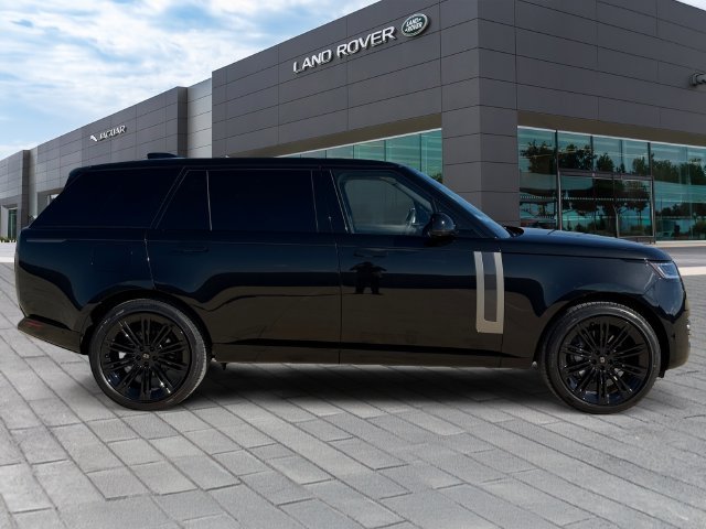 New 2027 Santorini Black Land Rover SE image 6