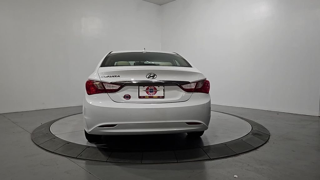 Used 2012 White Hyundai GLS image 4