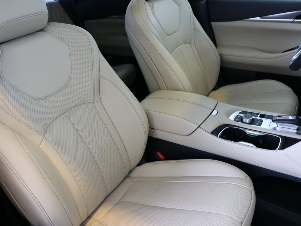 Used 2023 White INFINITI LUXE image 49