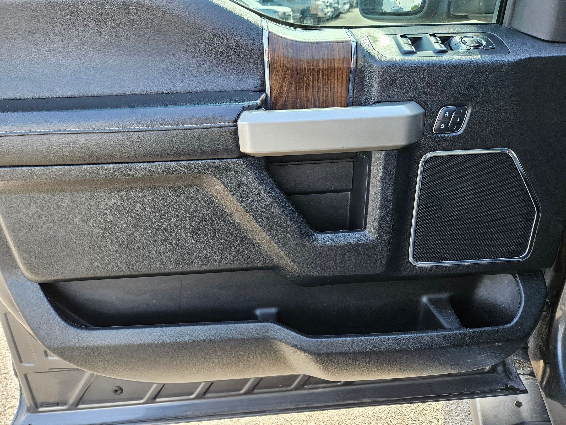 Used 2015 Magnetic Metallic Ford Lariat image 12