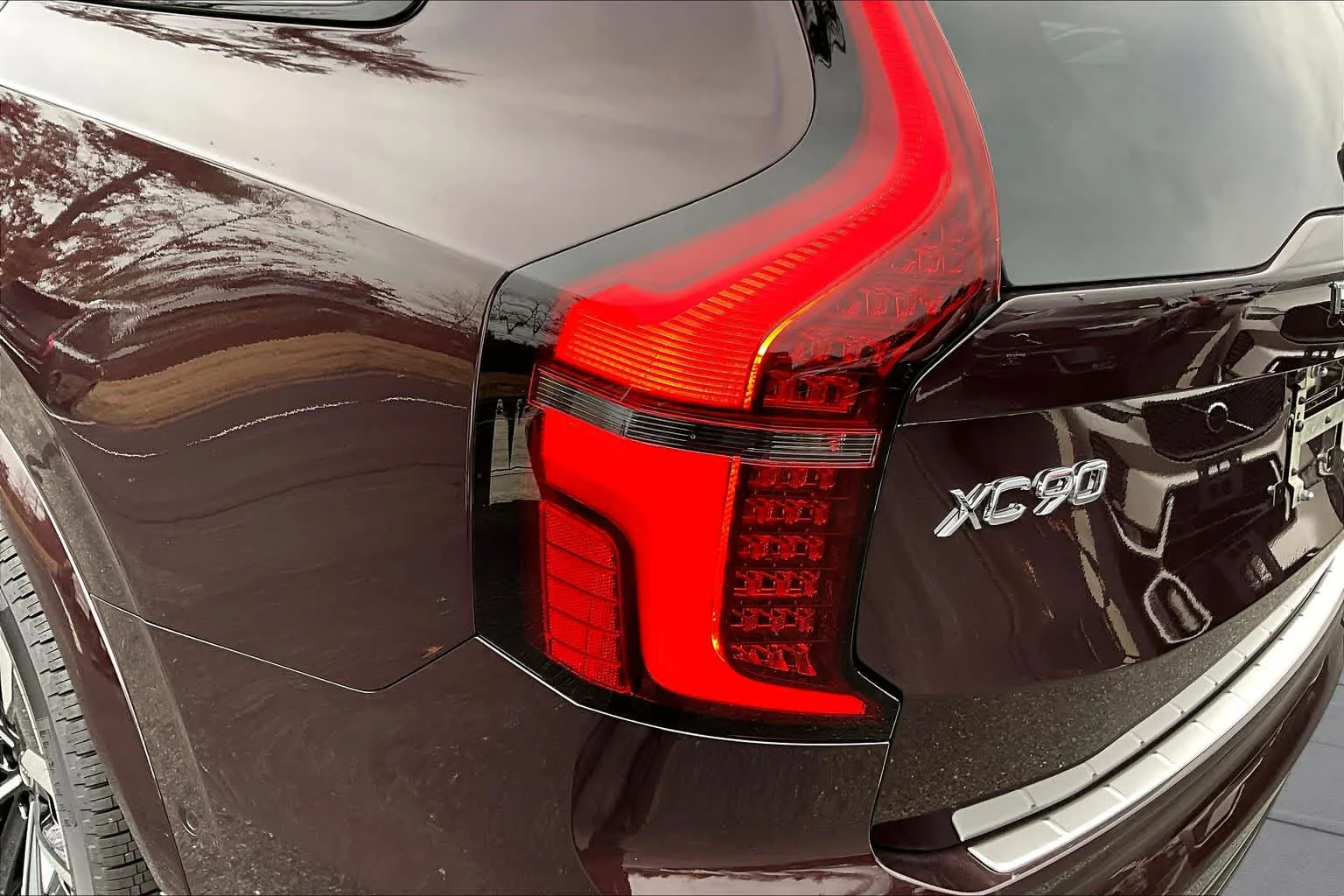 New 2026 MULBERRY RED Volvo Ultra Dark Theme image 5