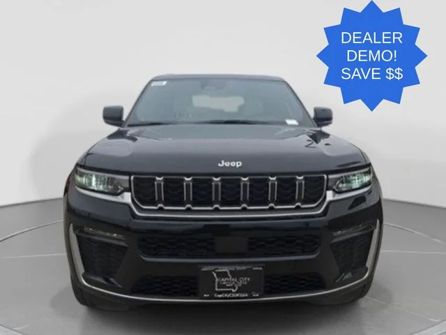 New 2026 Diamond Black Crystal Pearl-Coat Exterior Paint Jeep Limited image 2
