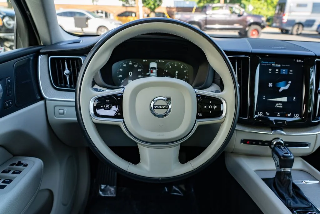 Used 2019 Blue Volvo T6 Inscription image 13