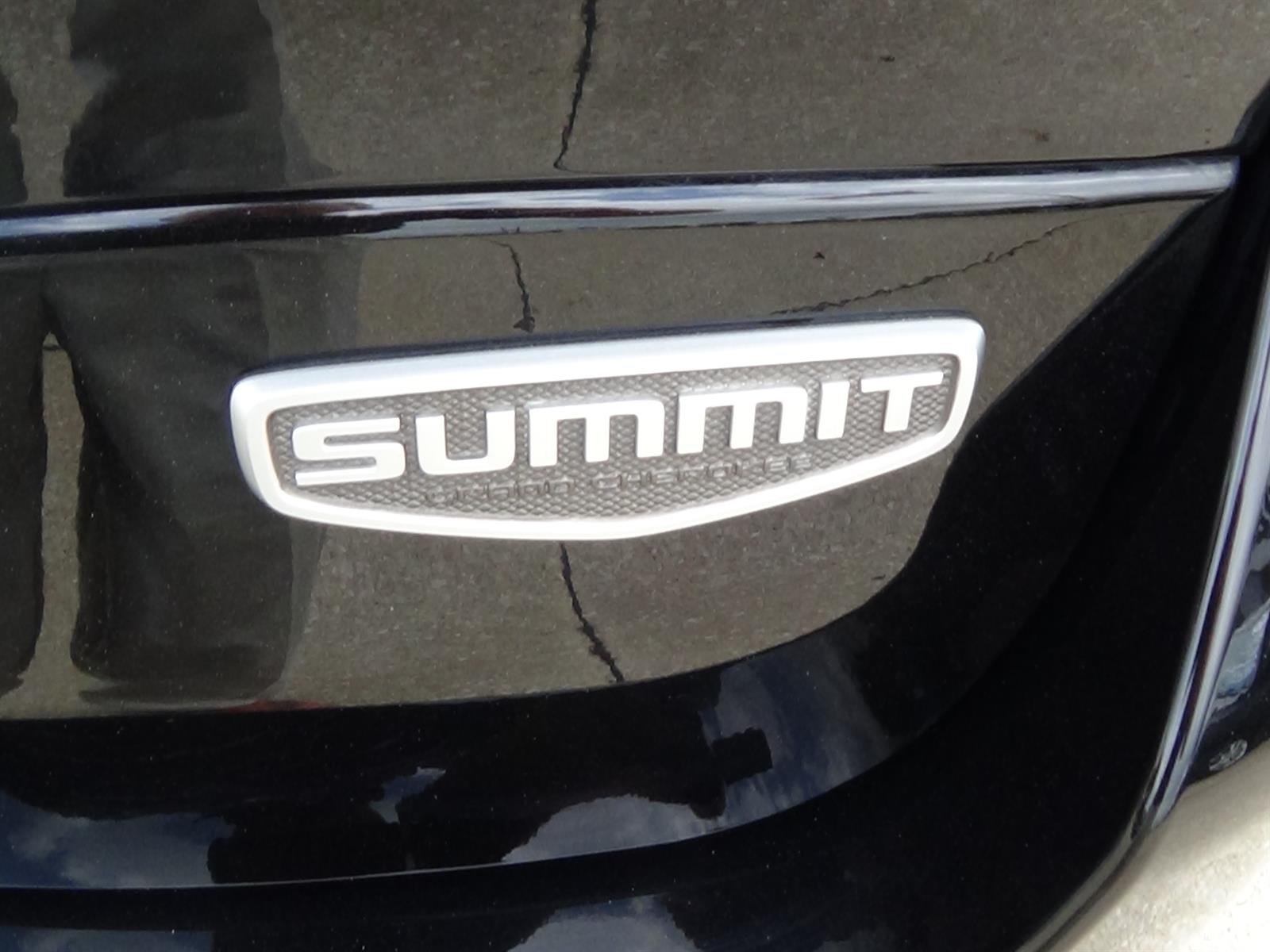Certified Used 2025 Diamond Black Crystal Pearl Coat (pxj) Jeep Summit image 10