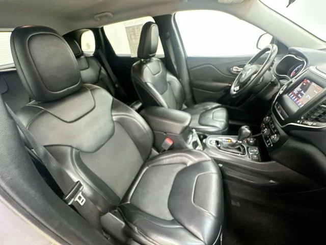 Used 2020 Silver Jeep Latitude Plus image 25