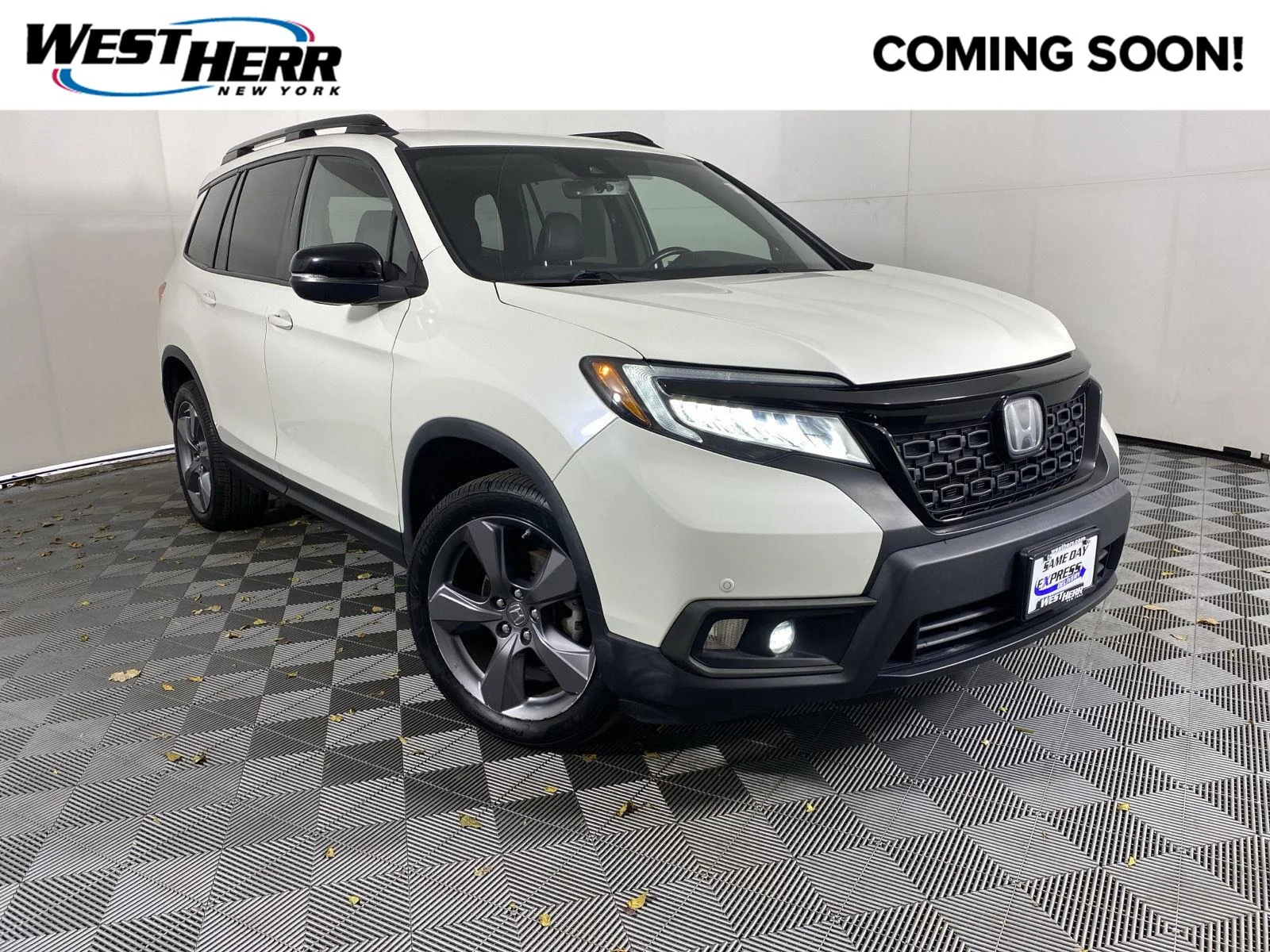 Used 2019 White Diamond Pearl Honda Touring image 1