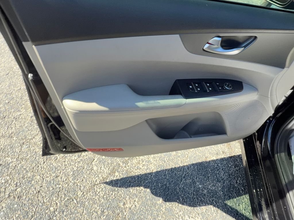 Used 2021 Black Kia LXS image 10
