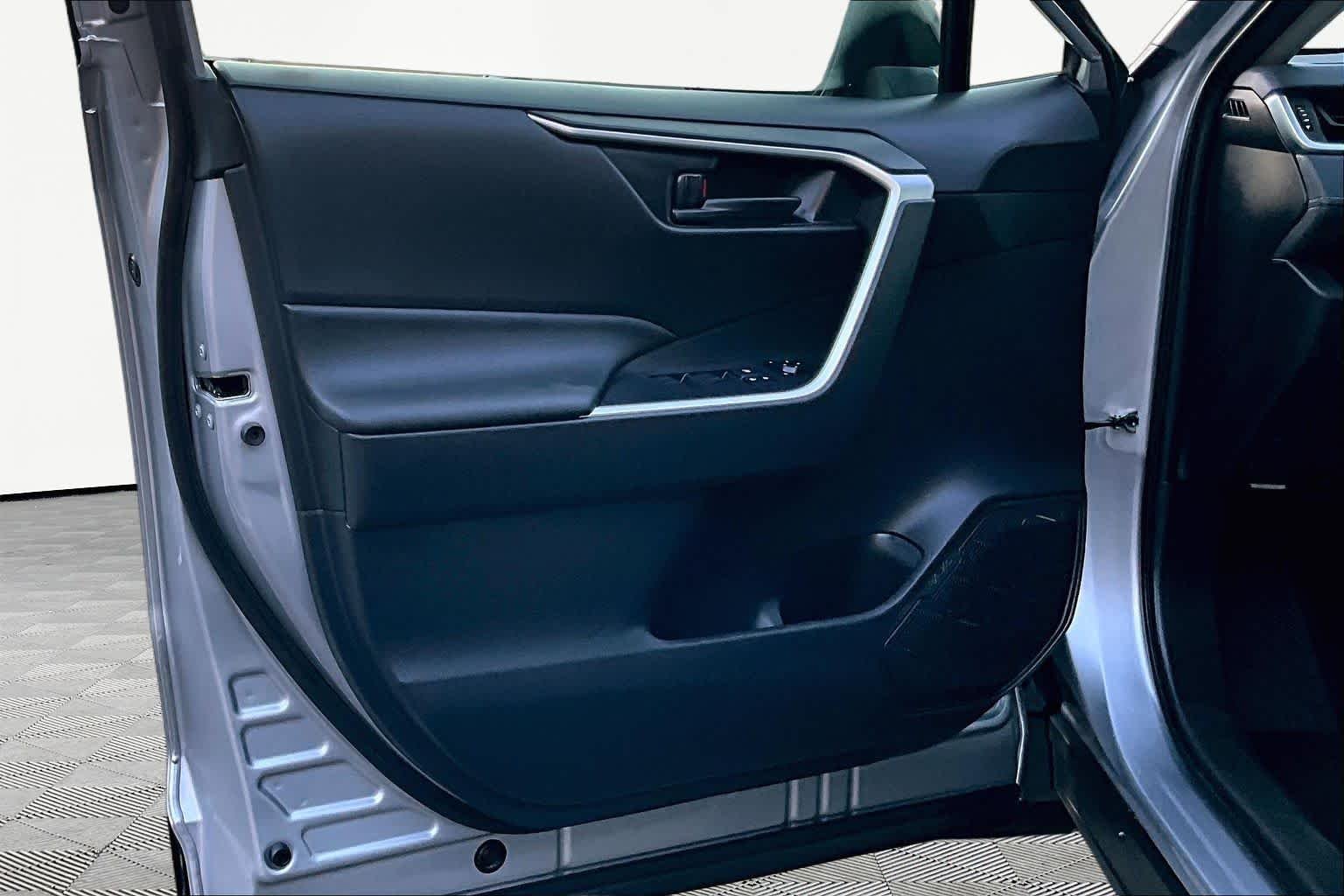 Used 2025 Silver Sky Metallic Toyota LE image 22