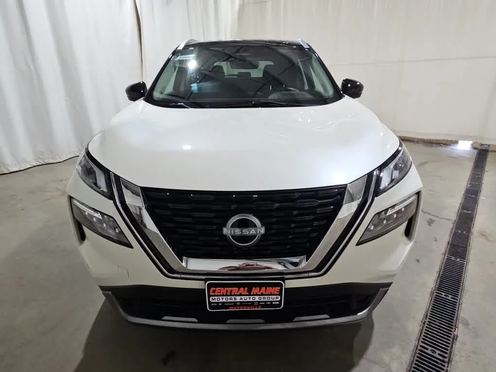 Used 2023 Pearl White Tricoat/Super Black Nissan SL image 9