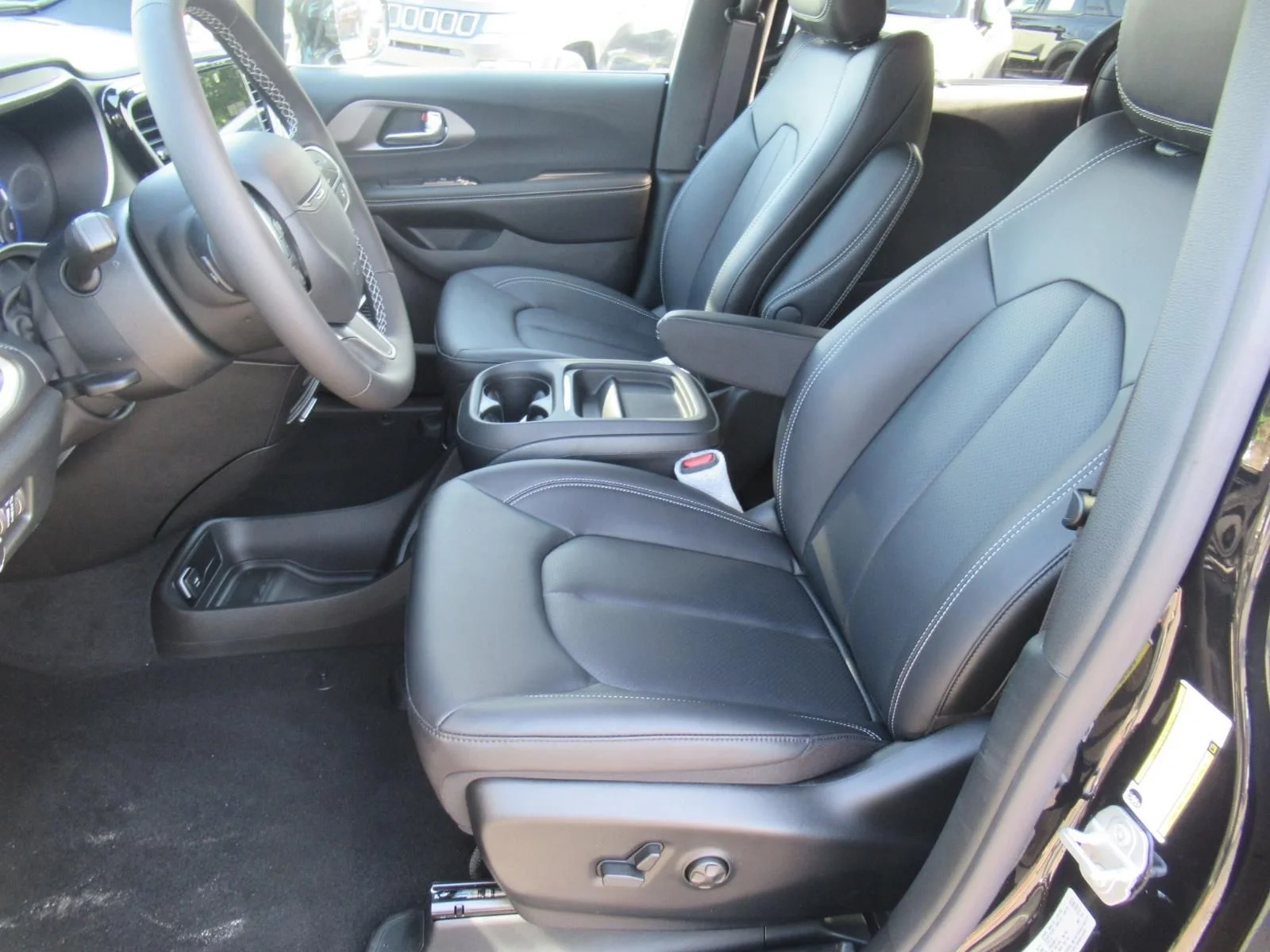 New 2027 Diamond Black Crystal Pearl-Coat Exterior Paint Chrysler Select image 15