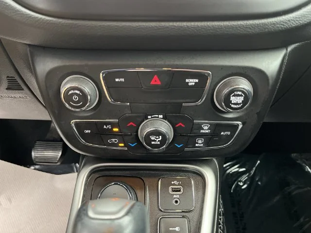 Used 2019 Billet Silver Metallic Clearcoat Jeep Latitude image 25