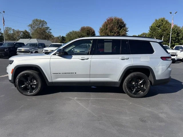 Used 2023 Silver Jeep Altitude image 9