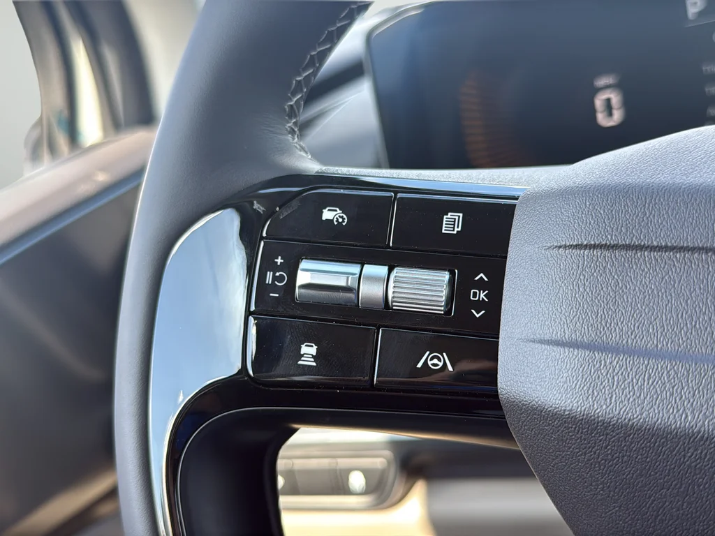New 2027 Ceramic Silver Kia LXS image 45