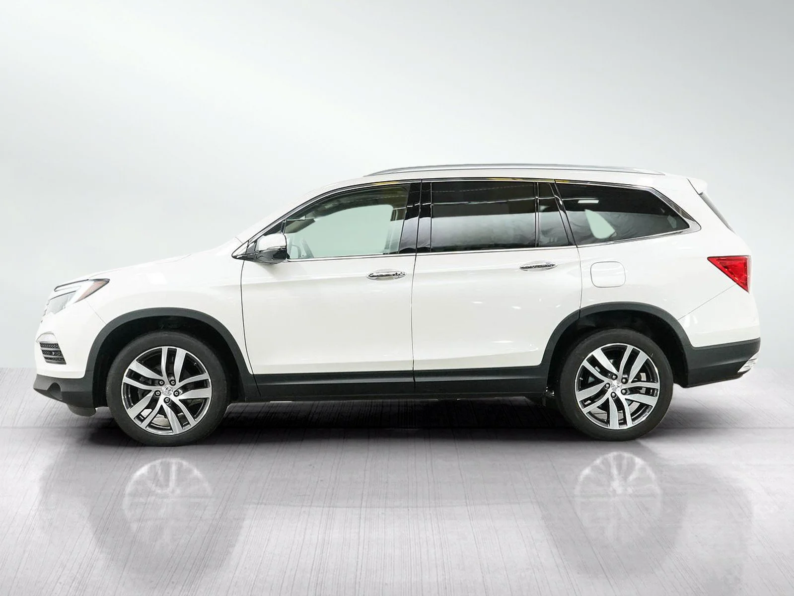 Used 2018 Honda Pilot Elite with VIN 5FNYF6H01JB001346 for sale in Wayzata, Minnesota