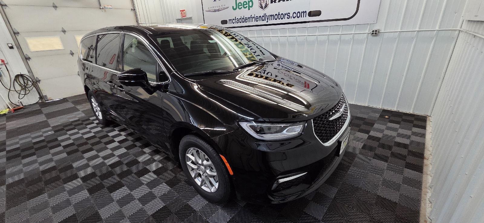 New 2026 Diamond Black Crystal Pearl-Coat Exterior Paint Chrysler Select image 7