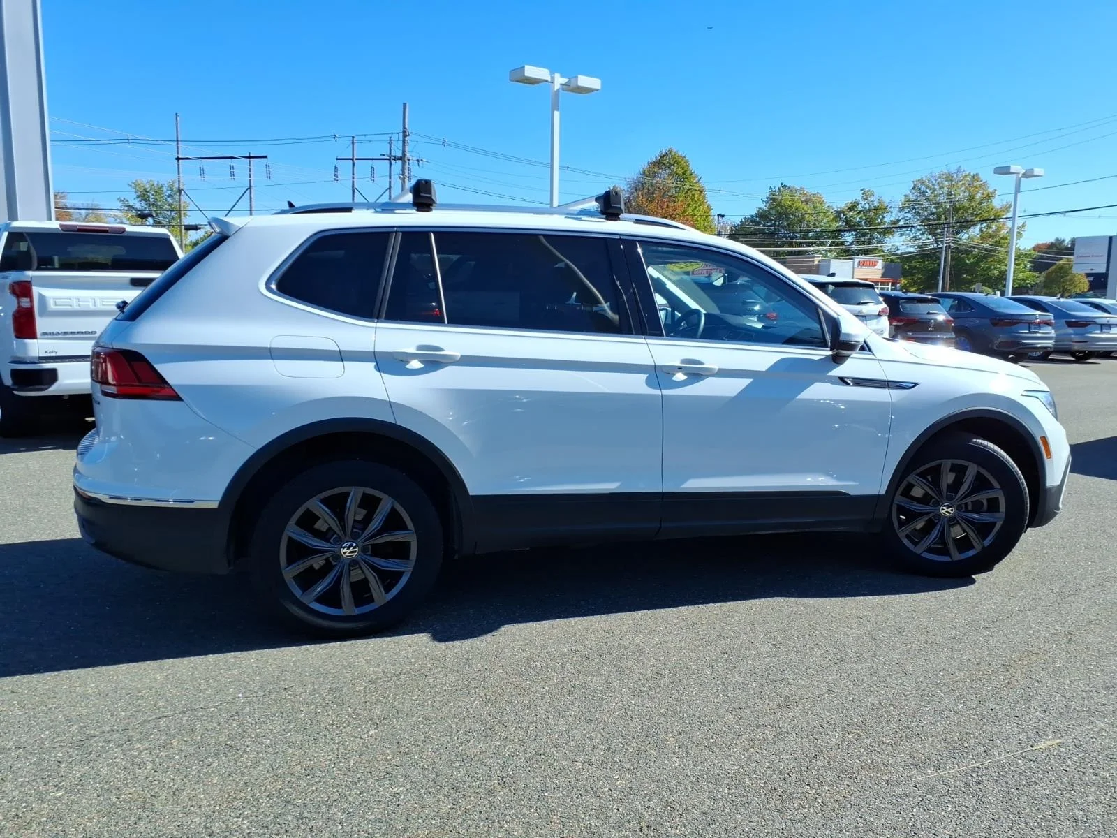 Certified Used 2022 Pure White Volkswagen SE image 4