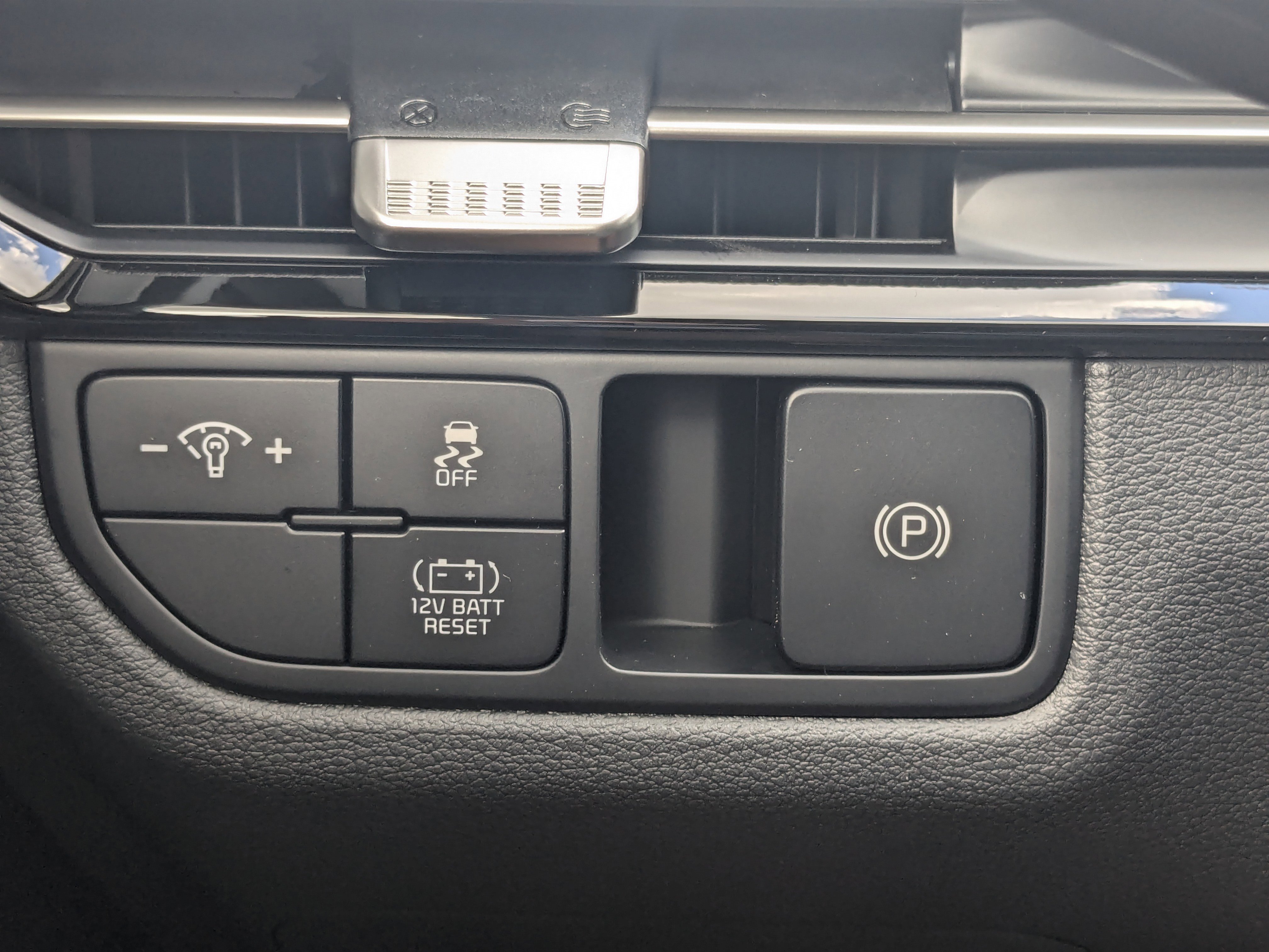 New 2026 Snow White Pearl Kia LX image 32
