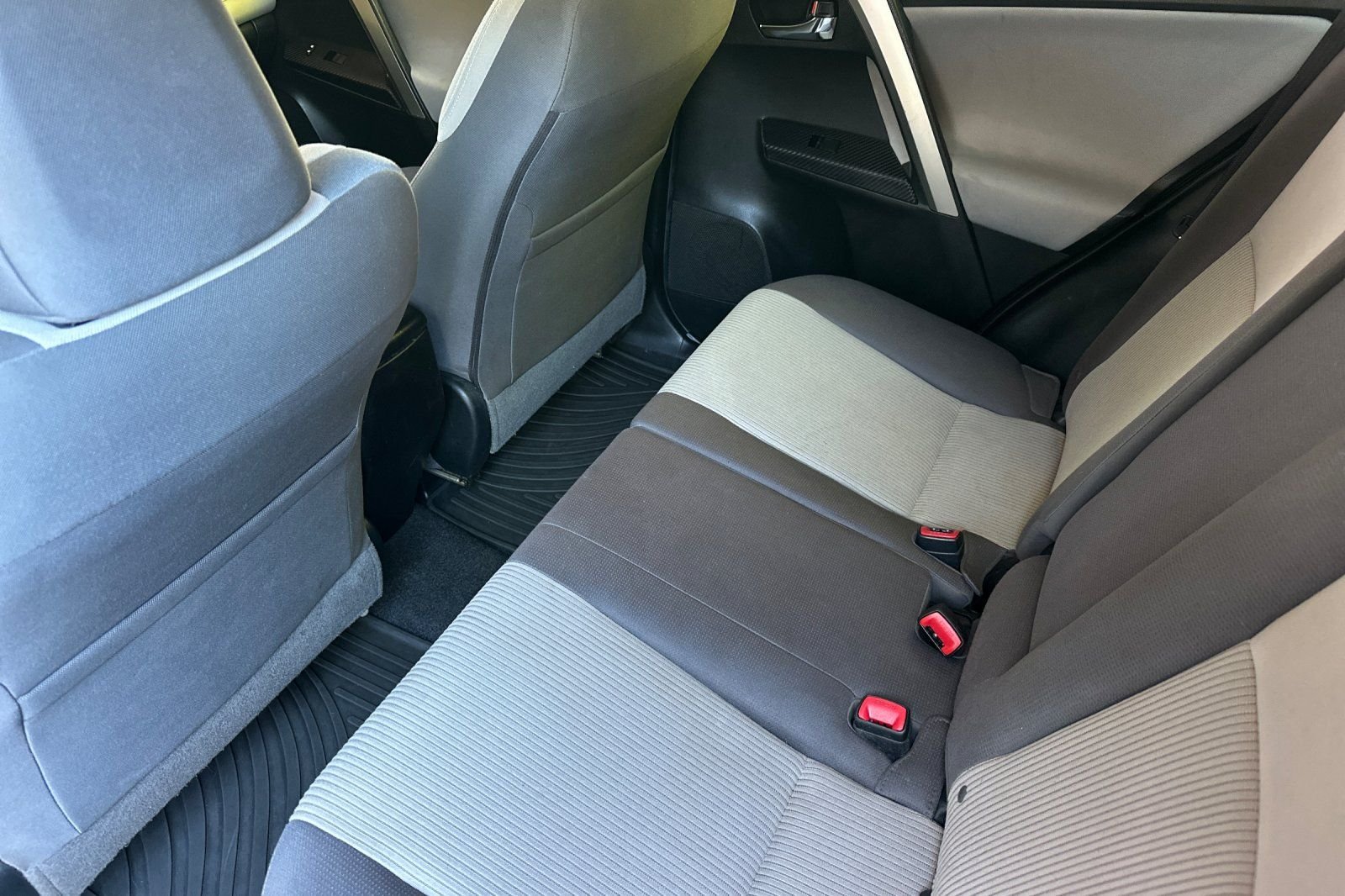 Used 2015 White Toyota XLE image 16