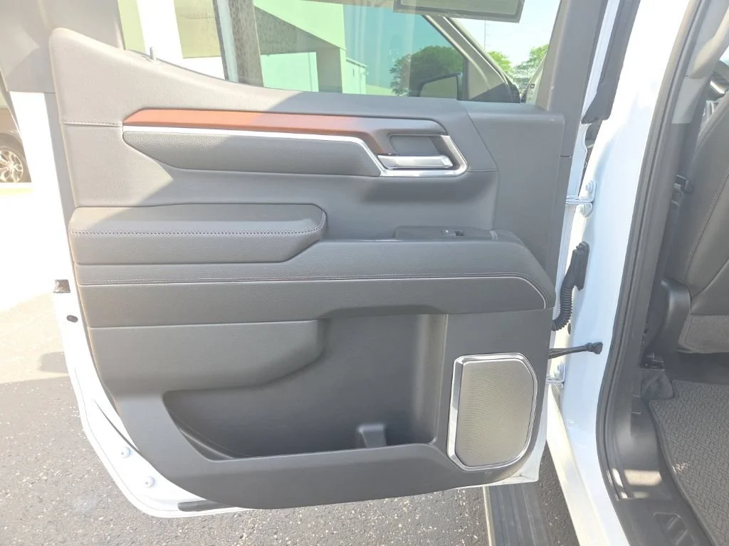 Used 2024 White Frost Tricoat GMC Denali image 10