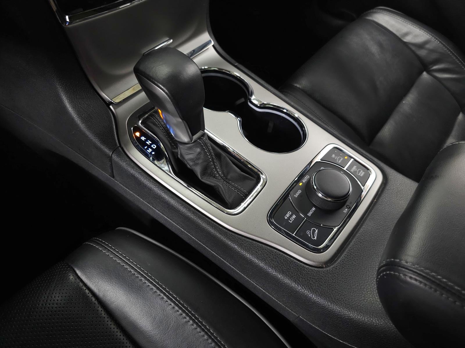 Used 2019 White Jeep Overland image 32