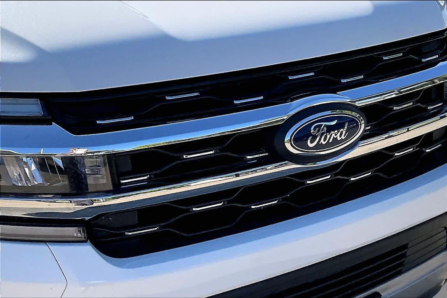 Used 2022 Star White Metallic Tri-Coat Ford Limited image 29