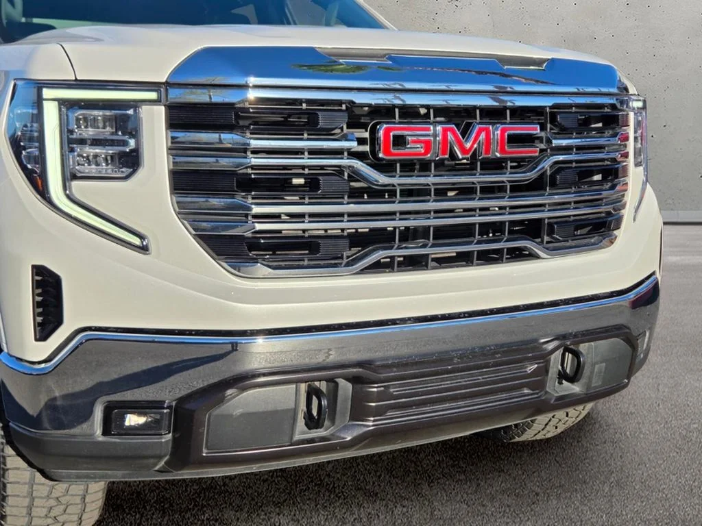 Used 2023 White GMC SLT image 8