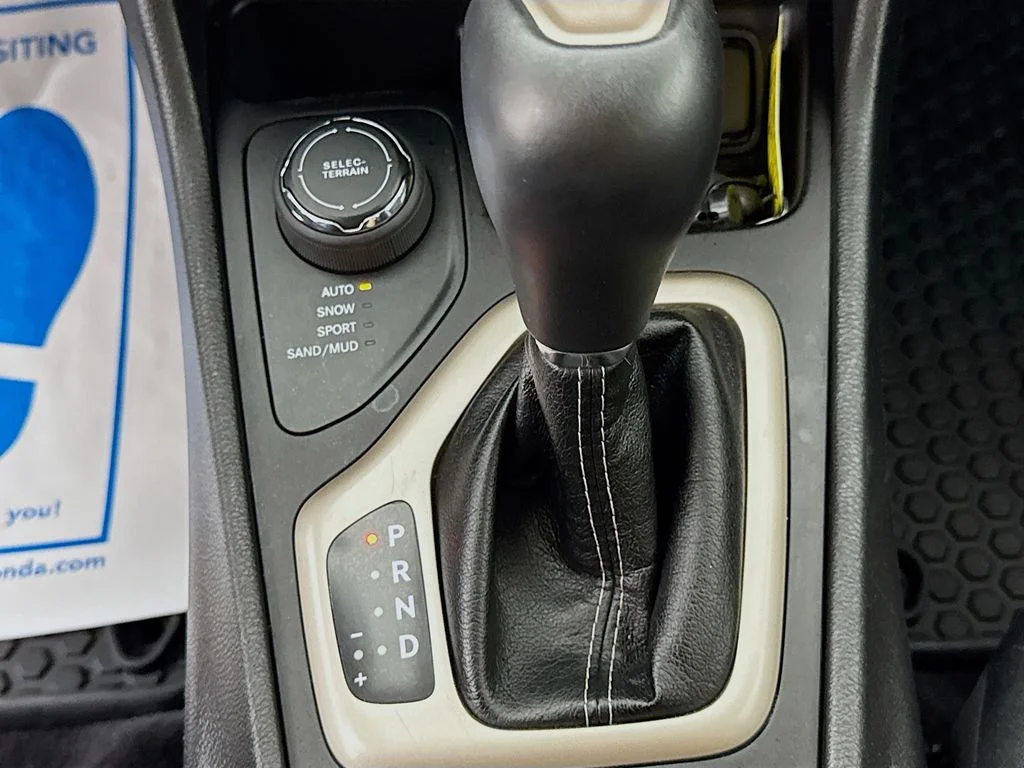 Used 2017 Bright White Clearcoat Jeep Limited image 21