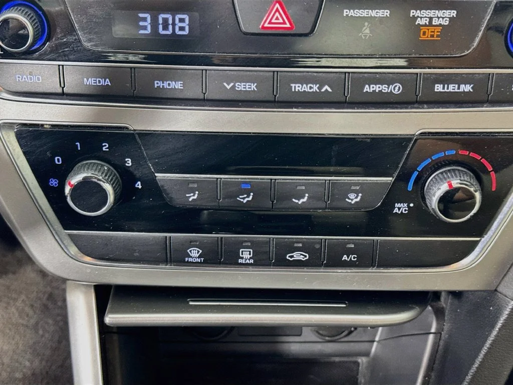 Used 2017 Quartz White Pearl Hyundai SE image 18