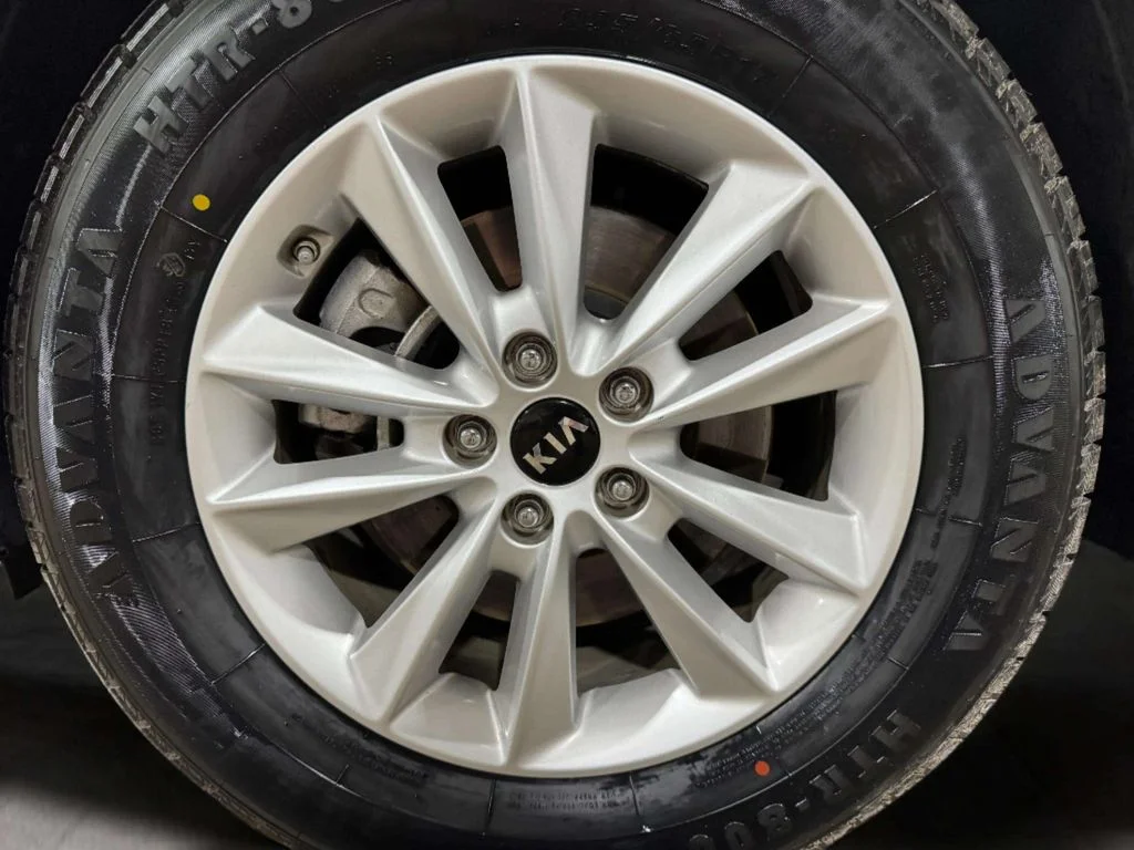 Used 2019 Titanium Silver Kia LX image 33
