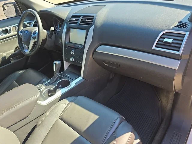Used 2015 White Platinum Clearcoat Metallic Ford XLT image 39
