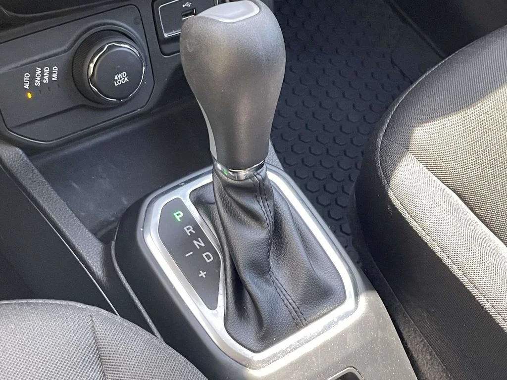 Used 2020 Blue Jeep Latitude image 38