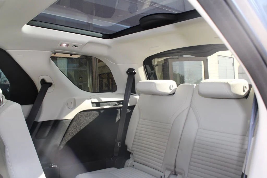 Certified Used 2025  Land Rover Dynamic SE image 38