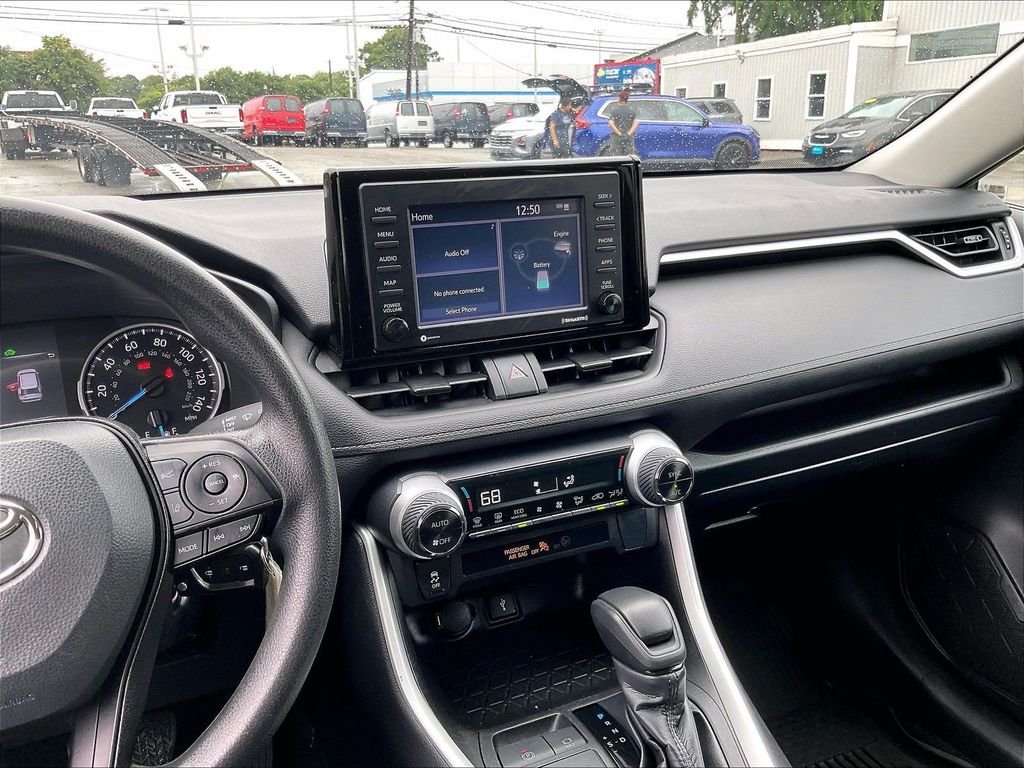 Used 2022 White Toyota LE image 18