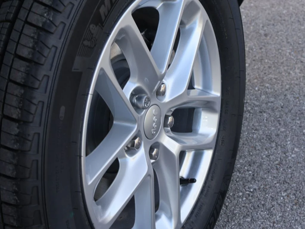 New 2026 Baltic Gray Metallic Clear-Coat Exterior Paint Jeep Laredo X image 39